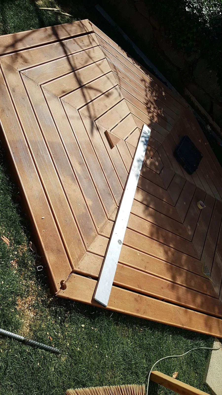 Montage einer Holzterrasse beim Pavillon-Projekt