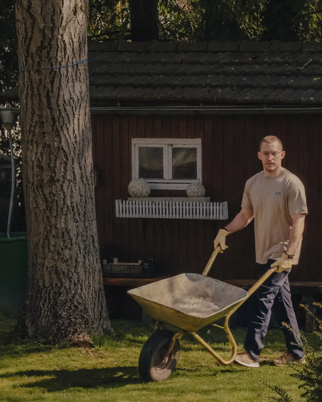 Janis Och bei der Gartenpflege mit einer Schubkarre in Konstanz