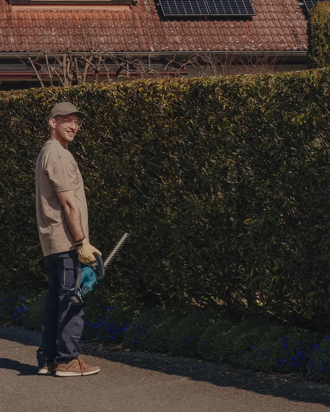 Heckenschnitt in Konstanz an einer hohen Gartenhecke