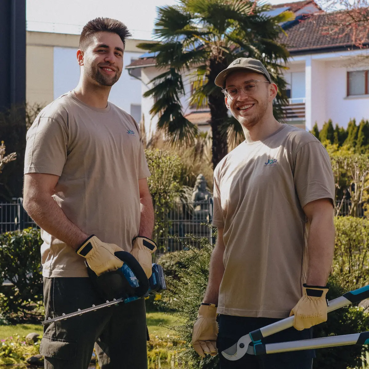 Gartenservice Team von Och Projekte in gepflegtem Garten in Konstanz