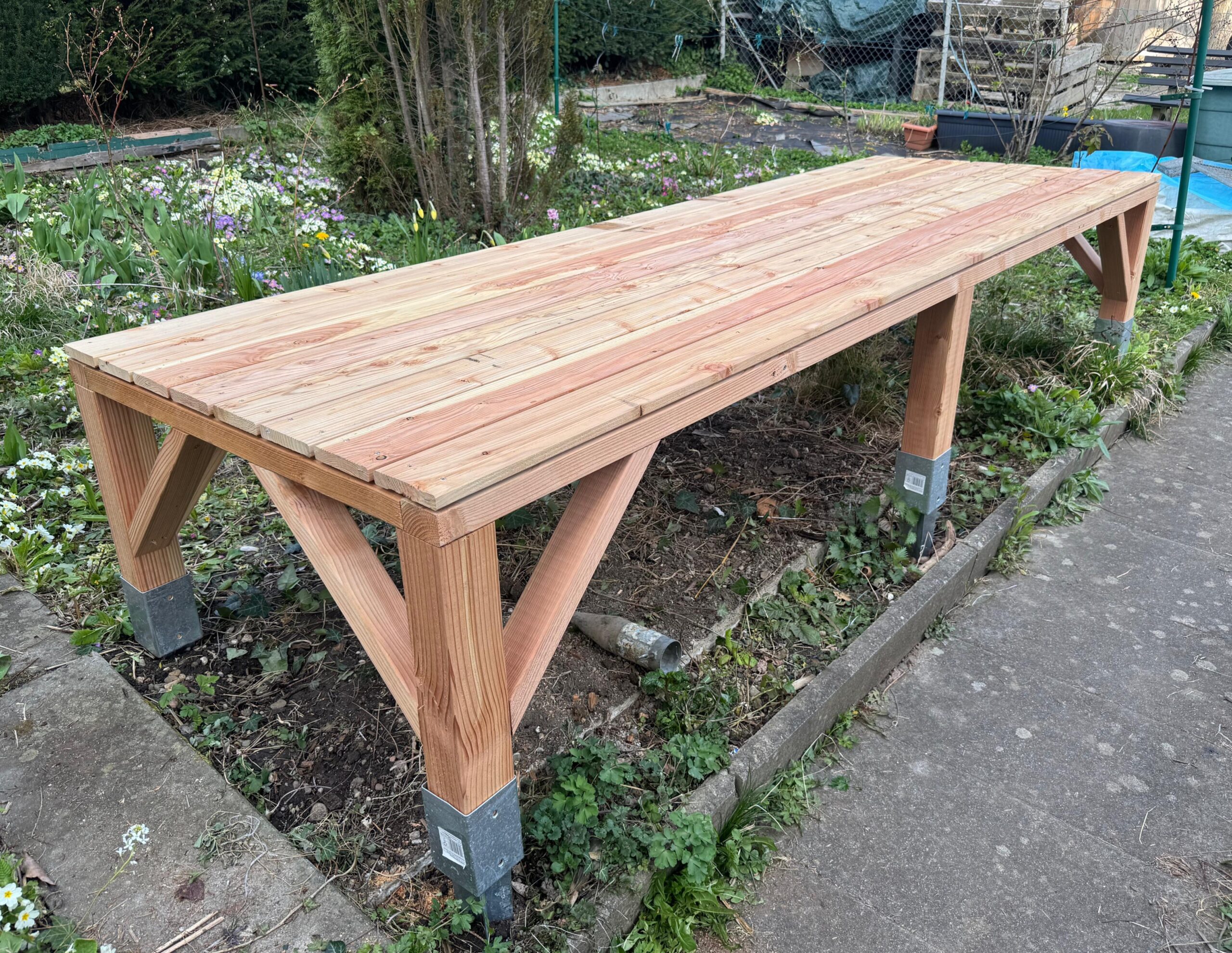 Handgefertigter Pflanztisch aus Holz für den Garten als Referenzarbeit für Holzarbeiten in Konstanz