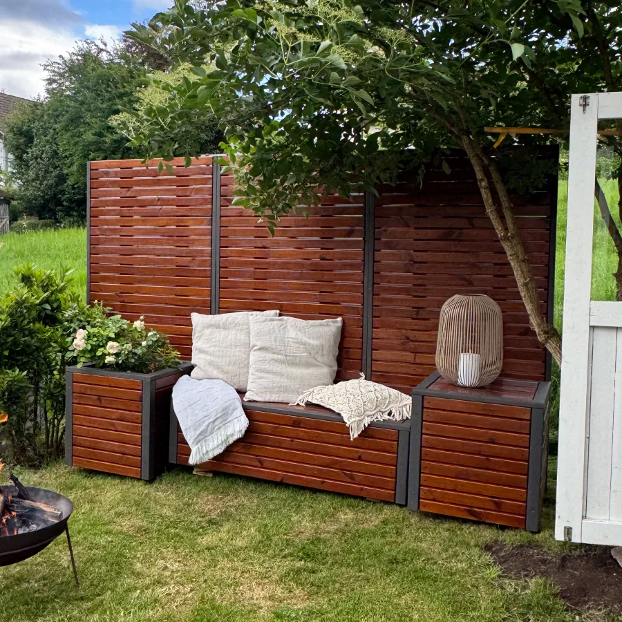 Gerade Gartenlounge mit drei Sichtschutzelementen, Sitzbank und Pflanzkübeln