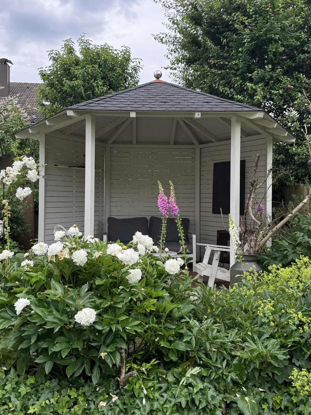Selbst gebauter Gartenpavillon mit Douglasienholzterrasse