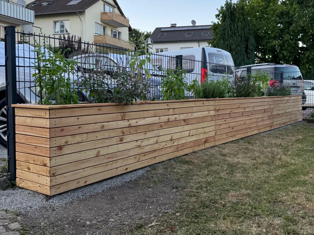 7,5 Meter langes maßgefertigtes Hochbeet aus Lärchenholz