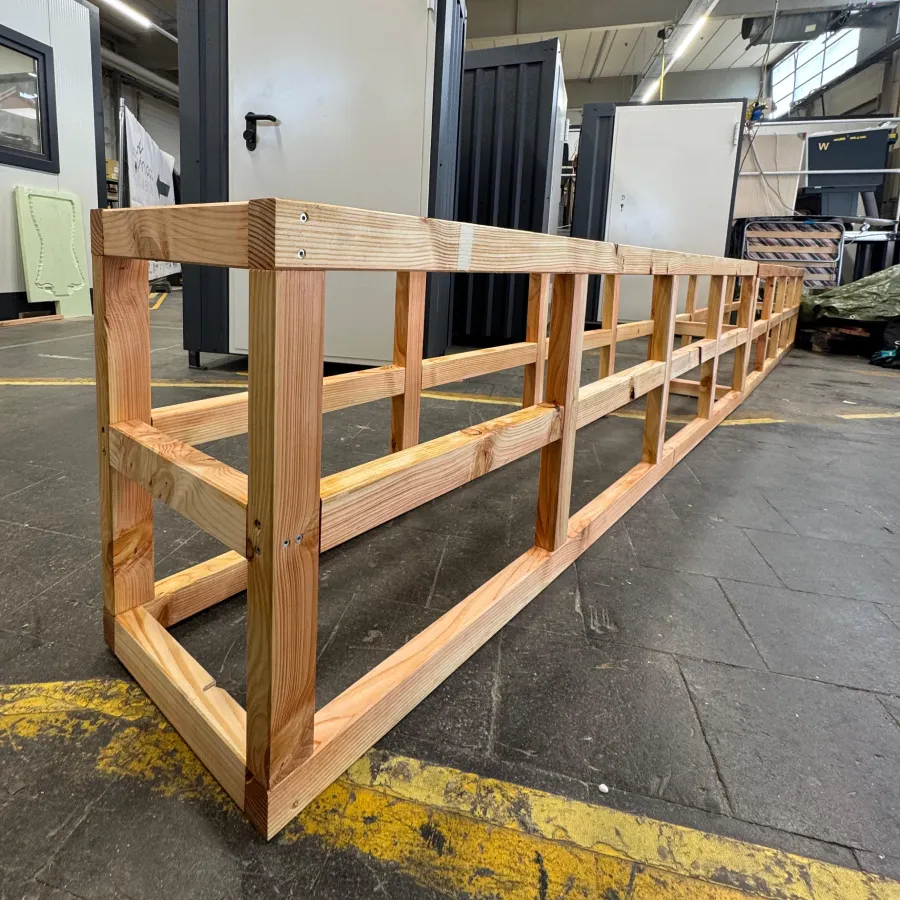 Vorfertigung der modularen Unterkonstruktion aus Lärchenholz