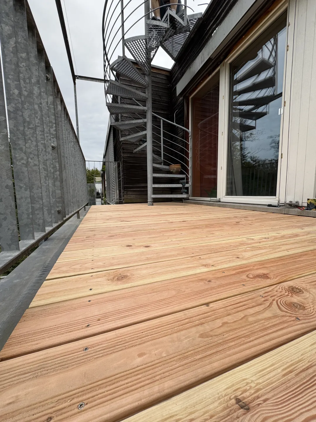 Erneuerter Holzbelag aus Douglasie auf einem bestehenden Balkon